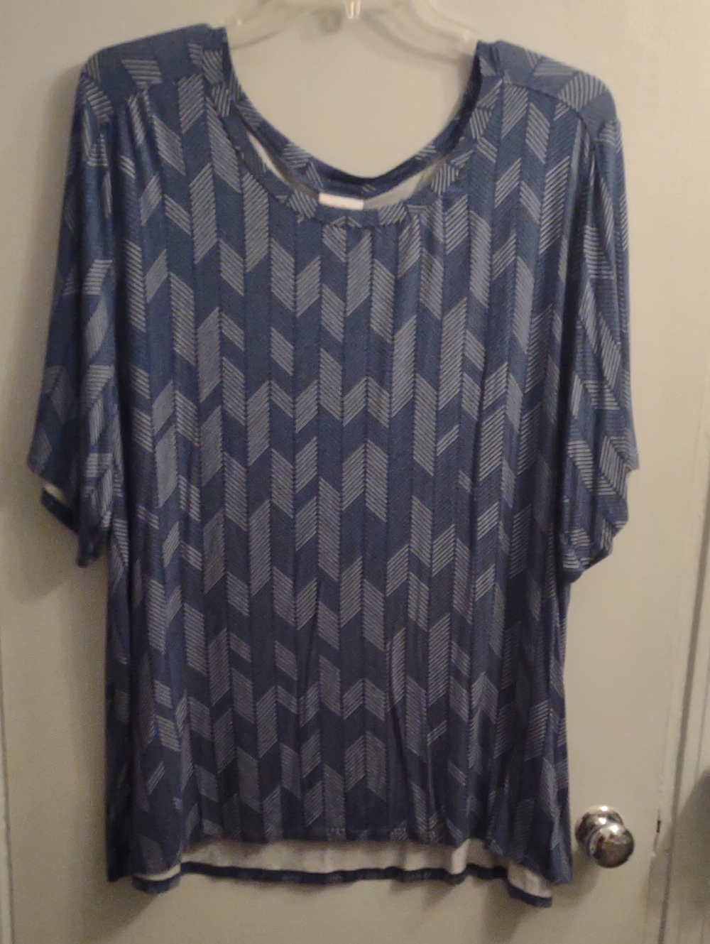 LuLaRoe Blue Chevron Pattern Short Sleeve Top